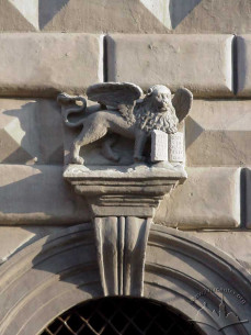 Pl. Rynok, 14. The keystone of the portal's arch decorated with Venetian coat-of-arms
