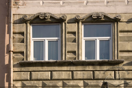 Pl. Rynok, 14. 3rd floor windows
