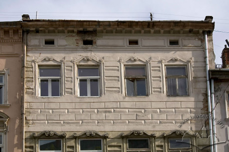 Pl. Rynok, 14. Part of the main facade