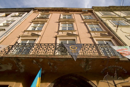 Pl. Rynok, 16. Part of the main facade