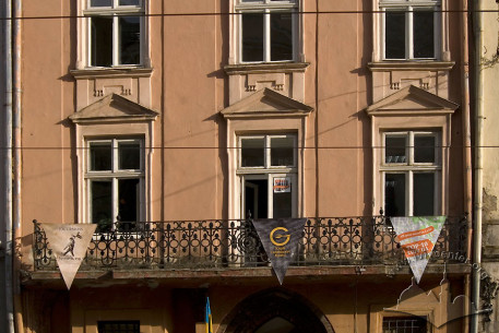 Pl. Rynok, 16. Part of the main facade (2nd floor level)