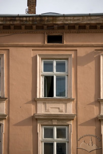 Pl. Rynok, 16. 3rd and 4th floor windows