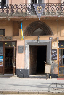 Pl. Rynok, 16. The main entrance. A brick gothic arch is preserved above it