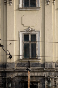 Пл. Ринок, 17. Вид на вікно ІІ-го поверху