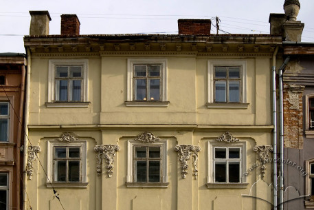 Пл. Ринок, 17. Фасад в рівні ІІІ-IV-го поверхів