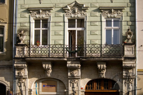 Пл. Ринок, 20. Фасад в рівні І-ІІ-го поверхів