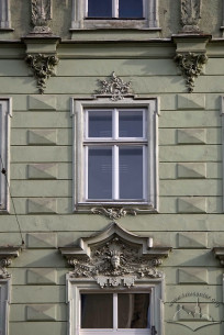 Пл. Ринок, 20. Фрагмент фасаду в рівні ІІІ-IV-го поверхів