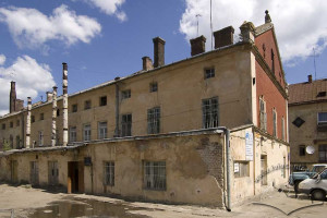 Вул. Генерала Чупринки, 58a – житловий будинок (кол. корпус фабрики)
