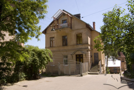 Vul. Kotliarevskoho, 33. The main (northwestern) elevation