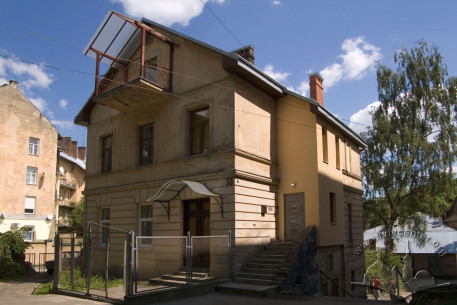 Vul. Kotliarevskoho, 33. A view from the northwest