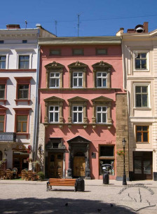 Pl. Rynok, 28. View of the building's main facade