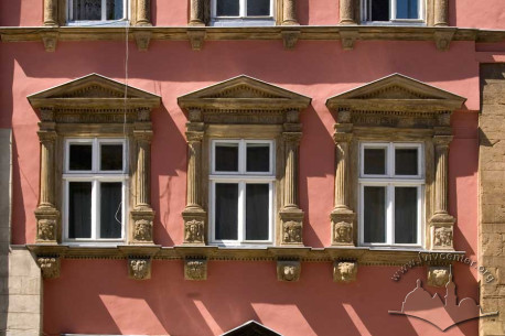 Pl. Rynok, 28. The 2nd floor windows