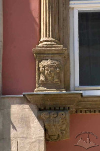 Pl. Rynok, 28. Detail of the carved stone renaissance window decor