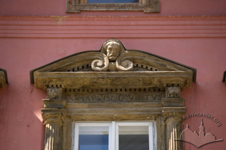 Pl. Rynok, 28. Renaissance carved stone window trim and pediment detail