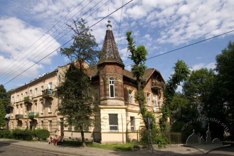 Вул. Генерала Чупринки, 33. Загальний вигляд будинку із заходу
