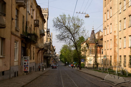 Перспектива вул. Генерала Чупринки, вигляд із південного заходу. Будинок №33 другий справа