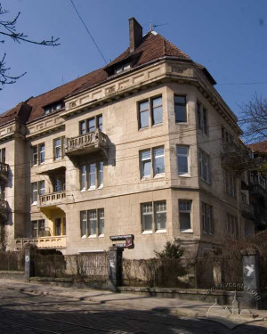 Вул. Богуна, 8 – житловий будинок