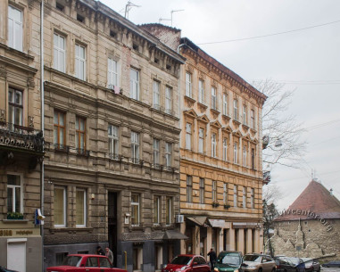 Вул. Лисенка, 2 і 4. Вигляд з північно-східного боку, справа – Порохова вежа на вул. Винниченка