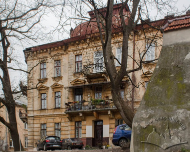 Вул. Лисенка, 2. Головний фасад будинку. На фото справа – контрфорс огорожі колишнього костелу, який розміщувався за межами фортифікацій середмістя Львова