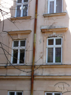 Вул. Лисенка, 7. Фрагмент фасаду будинку у подвір'ї