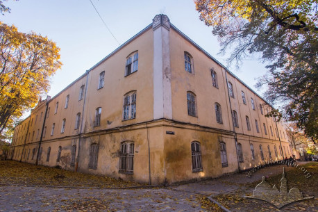 Вул. Лисенка, 12. Загальний вигляд колишніх казарм з північно-східного боку