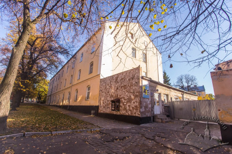 Вул. Лисенка, 12. Вигляд з вул. Лисенка, справа – прохідна на територію військової частини