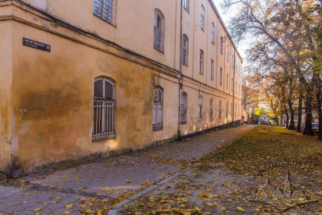 Вул. Лисенка, 12. Вид вздовж вул. Лисенка у бік центру міста