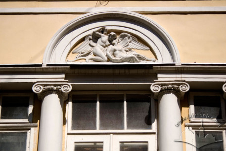 Вул. Краківська, 4. Горельєф з Амуром і Психеєю над вікном 2-го пов.