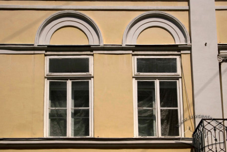 Вул. Краківська, 4. Вікна 2-го поверху