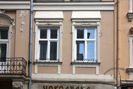 Вул. Краківська, 24. Вікна 2-го поверху