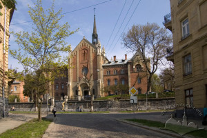 Вул. Лисенка, 43 – церква св. Йоана Золотоустого (колишній костел Серця Ісусового)