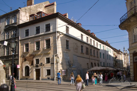 Вул. Сербська, 1. Вигляд будинку з пл. Ринок