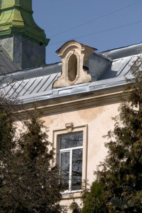 Вул. Личаківська, 49. Фрагмент південного фасаду: вікно 2 пов. і барокова люкарна