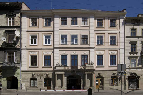 Vul. Teatralna, 10. The building's main facade