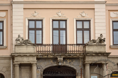 Vul. Teatralna, 10. Fragment of the entrance portico