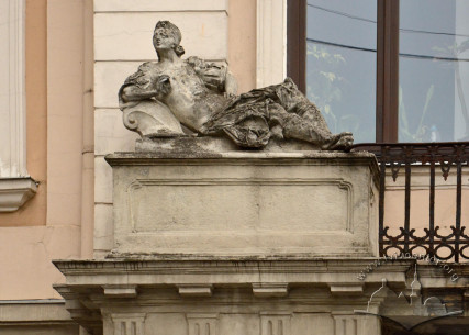 Vul. Teatralna, 10. Minerva or Venus figure