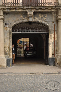 Vul. Teatralna, 10. The gate and passageway to the courtyard