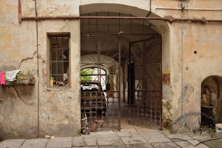 Vul. Teatralna, 10. Passageway (view from the courtyard)