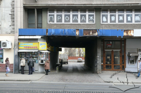 вул. Франка, 23а. Фасад. У подвір'ї будинку розташовувався кінотеатр "2-й літній" (1955–1970-і).