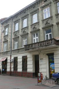 пров. Крива Липа, 8. Головний фасад будинку. У 1896 р. тут відбувся перший у Львові кіносеанс.