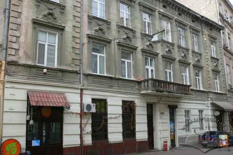 пров. Крива Липа, 8. Головний фасад будинку. У 1896 р. тут відбувся перший у Львові кіносеанс.