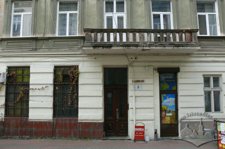 пров. Крива Липа, 8. Фрагмент головного фасаду будинку із входом. У 1896 р. тут відбувся перший у Львові кіносеанс.
