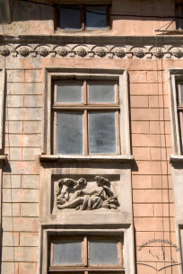 Вул. Шевська, 10. Вікно 4-го поверху