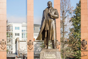 Вул. Бандери – пам'ятник Степанові Бандері