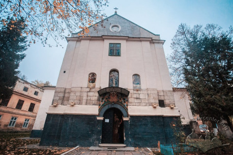 Vul. Khmelnytskoho, 28. The church building's principal facade