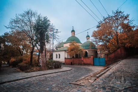 Vul. Khmelnytskoho, 28. A view of the church from vul. Pylnykarska