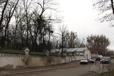 Entrance to the new Jewish cemetery from vul. Yeroshenka. Beth Tahora was located near the entrance, on the right.