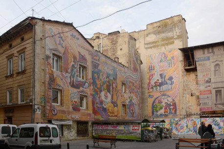Vul. Bankivska. Space between the buildings on vul. Kopernyka, 4 and vul. Doroshenka, 13. Before 1939, a synagogue and beit midrash of the Ose Tov/Asej Tow community used to stand