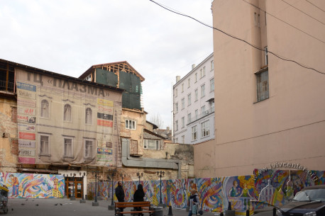 Vul. Bankivska. Space between the buildings on vul. Kopernyka, 4 and vul. Doroshenka, 13. Before 1939, a synagogue and beit midrash of the Ose Tov/Asej Tow community used to stand