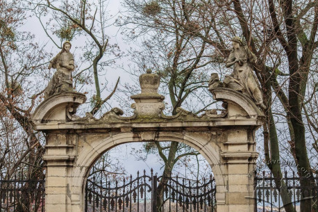 Pl. Sv. Yura, 5. Gate of the Metropolitain Gardens
